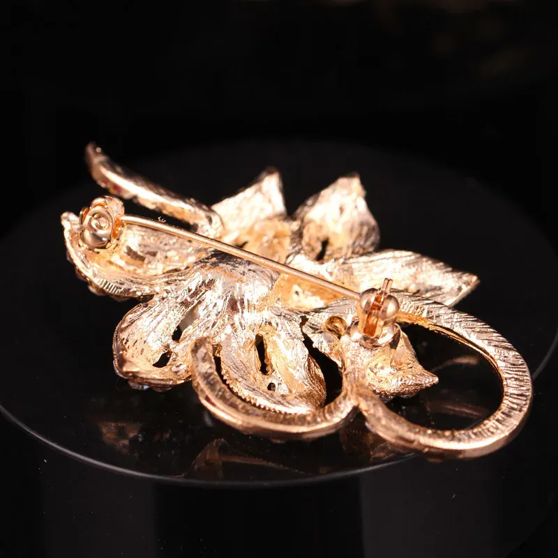 Fashion-Pin-Flower-Alloy-Inlay-Artificial-Pearls-Rhinestones-Women-S-Brooches-2.webp